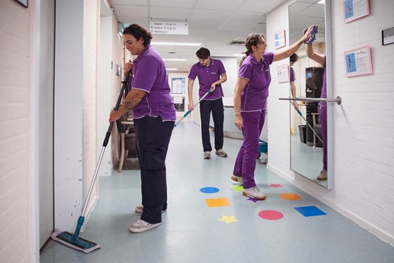 Duurzaam schoonmaken bij Sensire: goed voor milieu én medewerker
